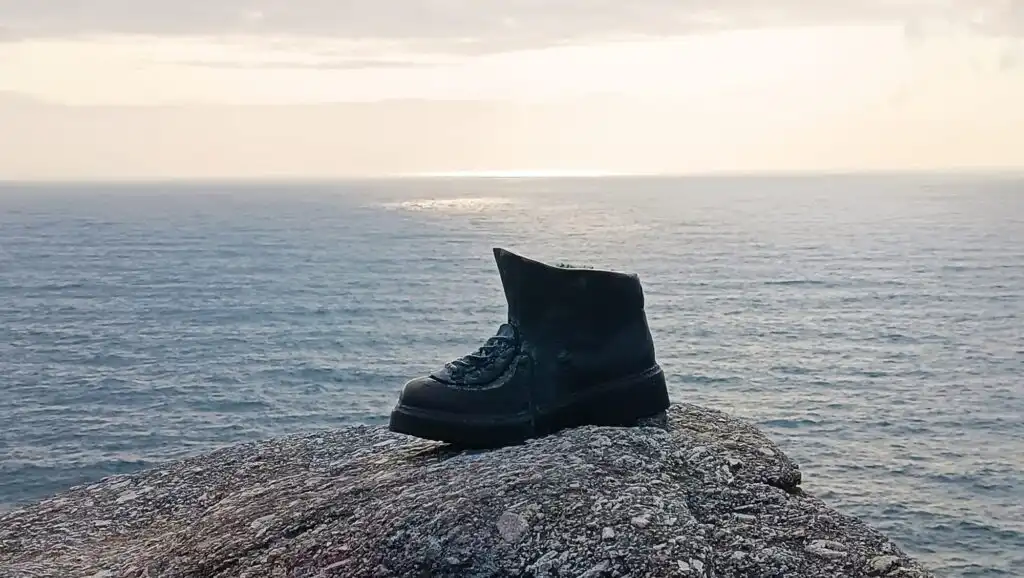 Poutníkova bota jako socha u moře ve Španělsku.