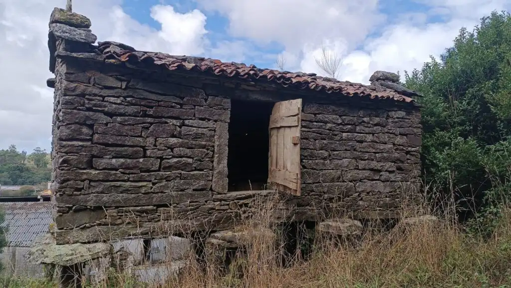 Kamenná stavba na poutní stezce ve Španělsku.